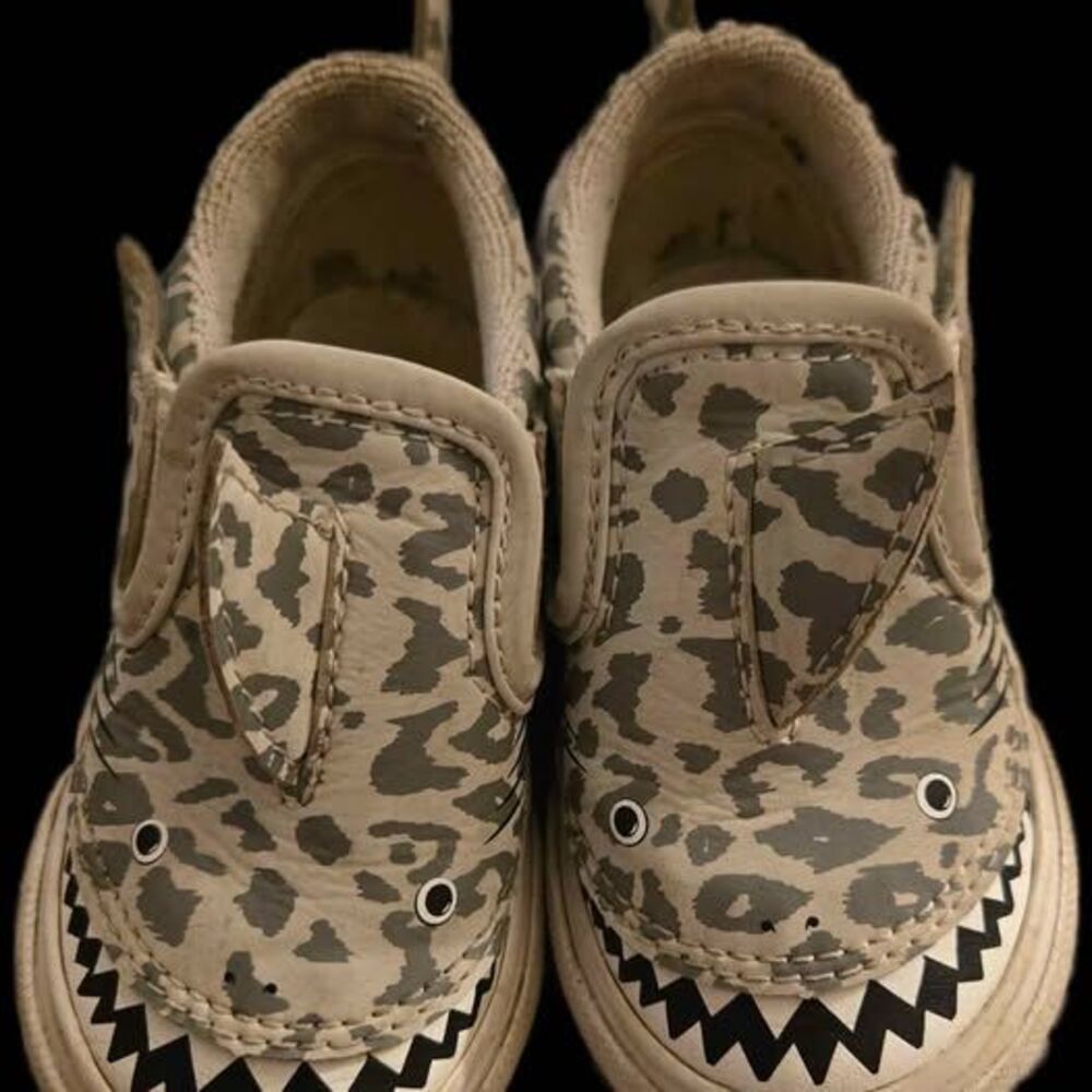 Toddler Slip-on V Shark grey & white leopard print, size 5